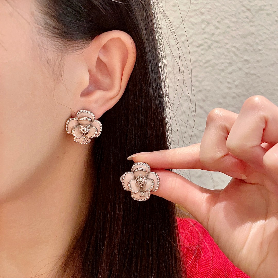  香奈儿✨山茶花双C镶钻耳钉
