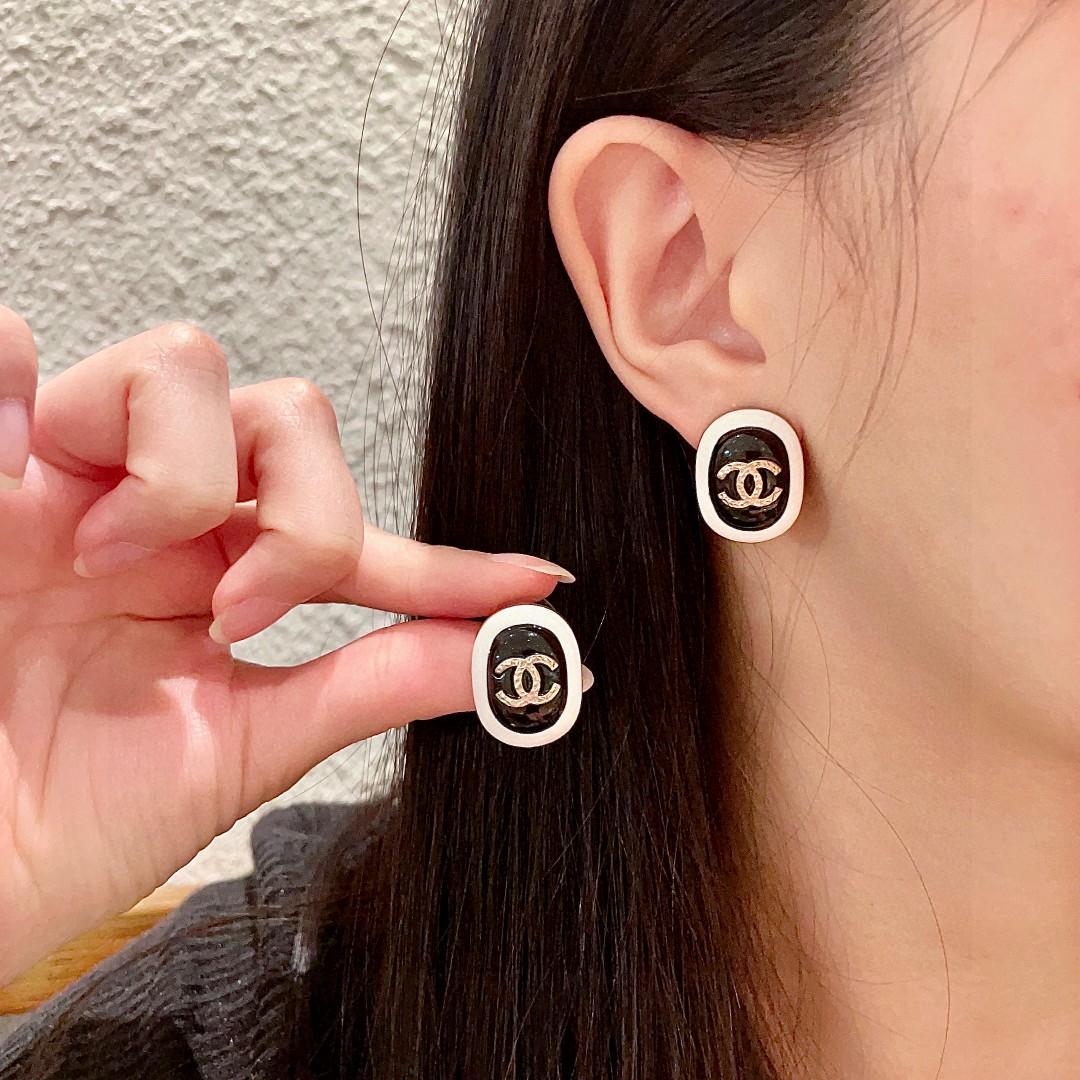  香奈儿✨椭圆形双C耳钉