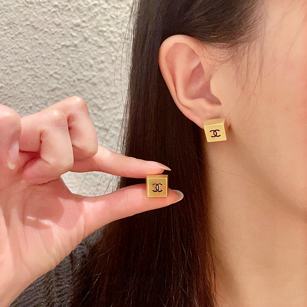   香奈儿✨方形双C耳钉