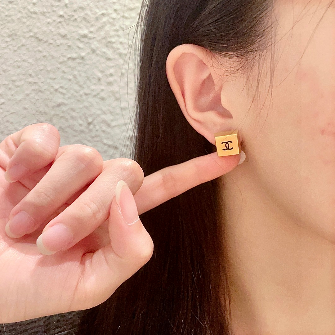   香奈儿✨方形双C耳钉