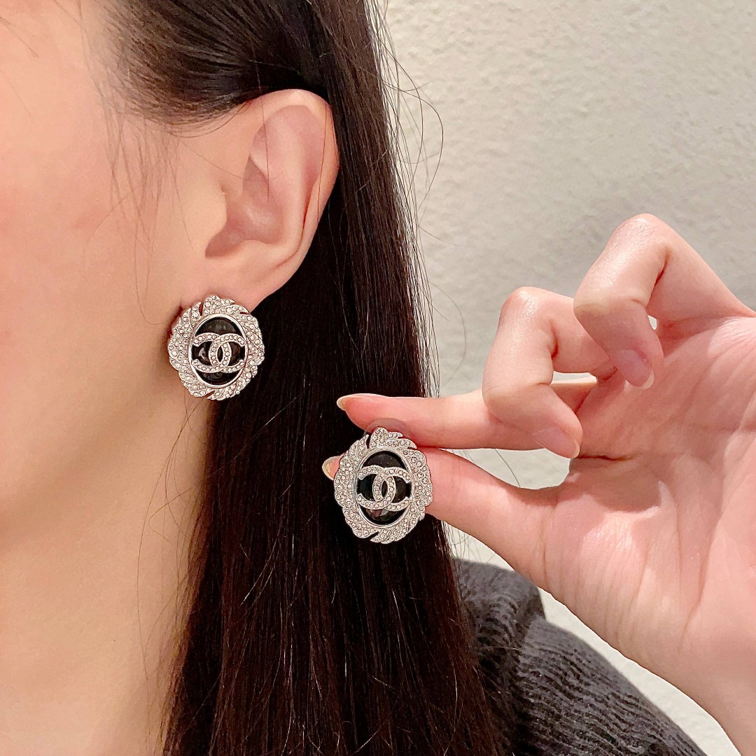  香奈儿✨双C镶钻 耳钉