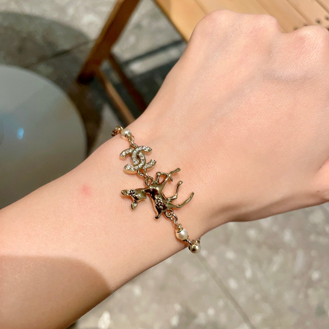  香奈儿✨ 小鹿🦌双C手链