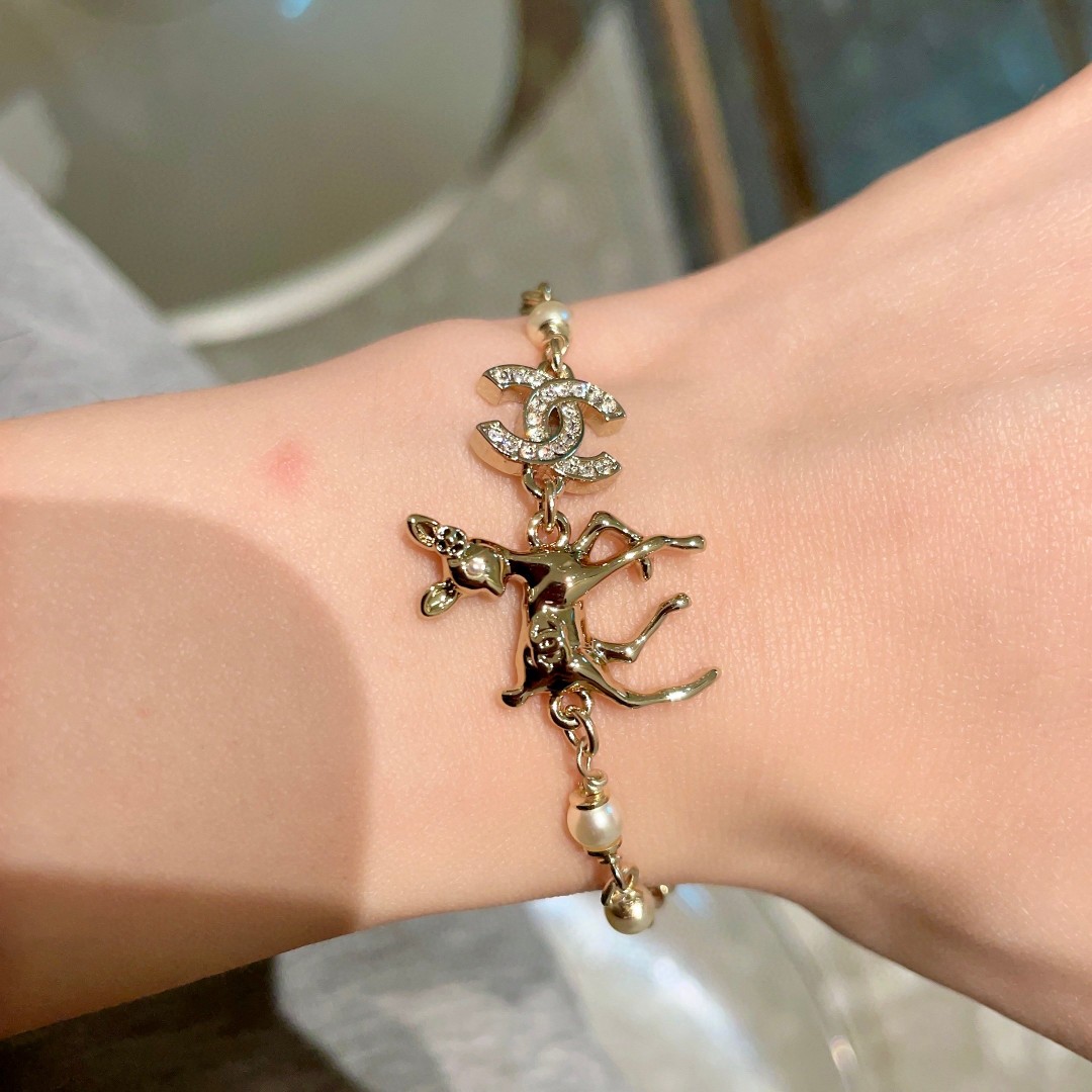  香奈儿✨ 小鹿🦌双C手链