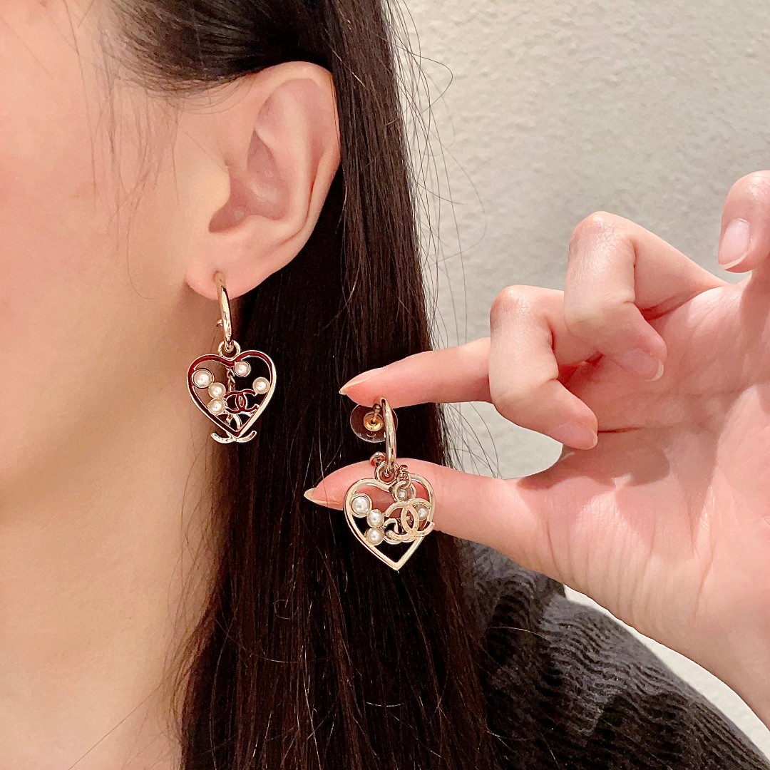  香奈儿✨爱心双C耳钉