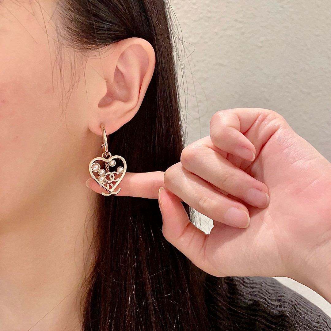  香奈儿✨爱心双C耳钉
