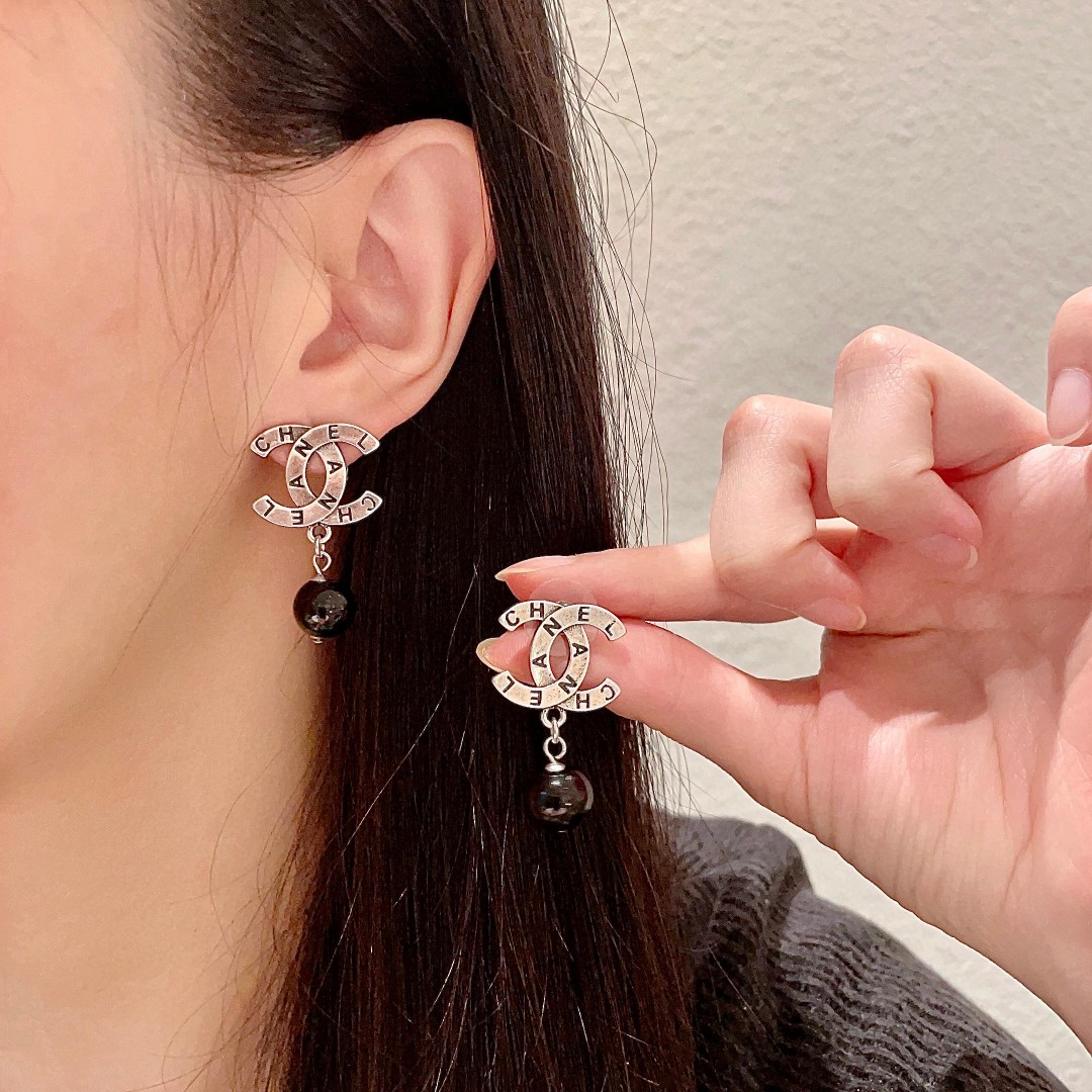  香奈儿✨字母双C耳环