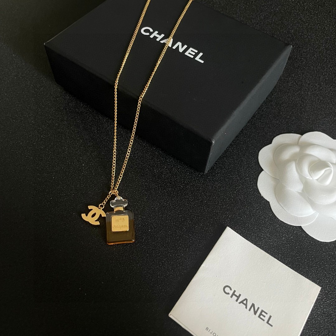  Chanel香奈儿 中古 项链👀小香家的款式真心无需多介绍😘🎶每一款都超好看，精致大方，非常显气质。