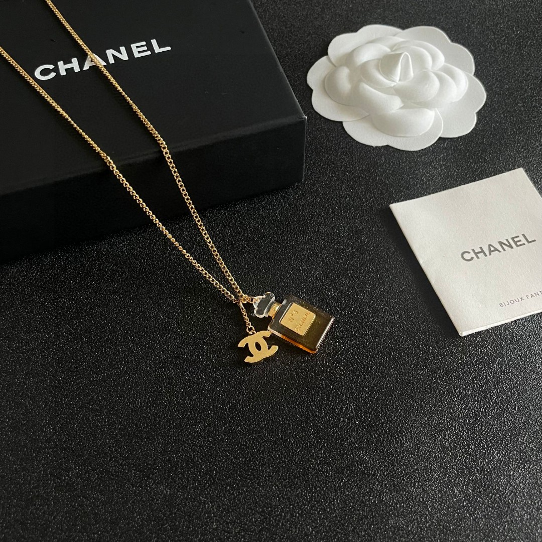  Chanel香奈儿 中古 项链👀小香家的款式真心无需多介绍😘🎶每一款都超好看，精致大方，非常显气质。
