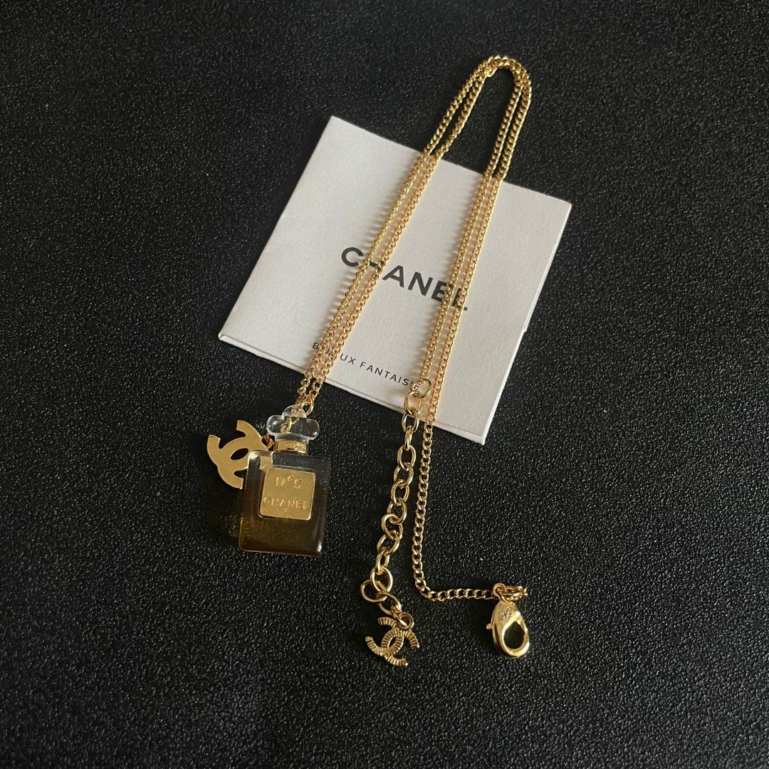  Chanel香奈儿 中古 项链👀小香家的款式真心无需多介绍😘🎶每一款都超好看，精致大方，非常显气质。
