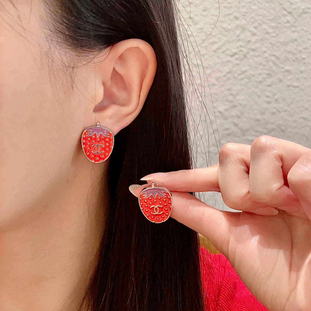  香奈儿✨草莓🍓双C耳钉