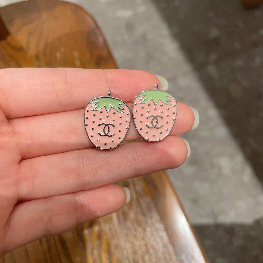  香奈儿✨草莓🍓双C耳钉