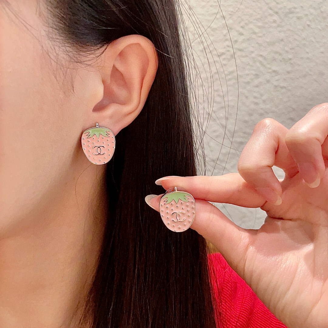  香奈儿✨草莓🍓双C耳钉