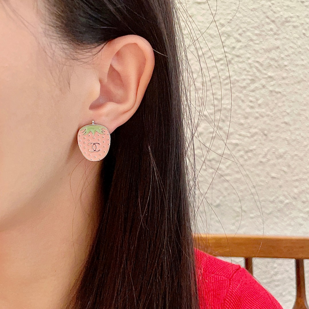  香奈儿✨草莓🍓双C耳钉