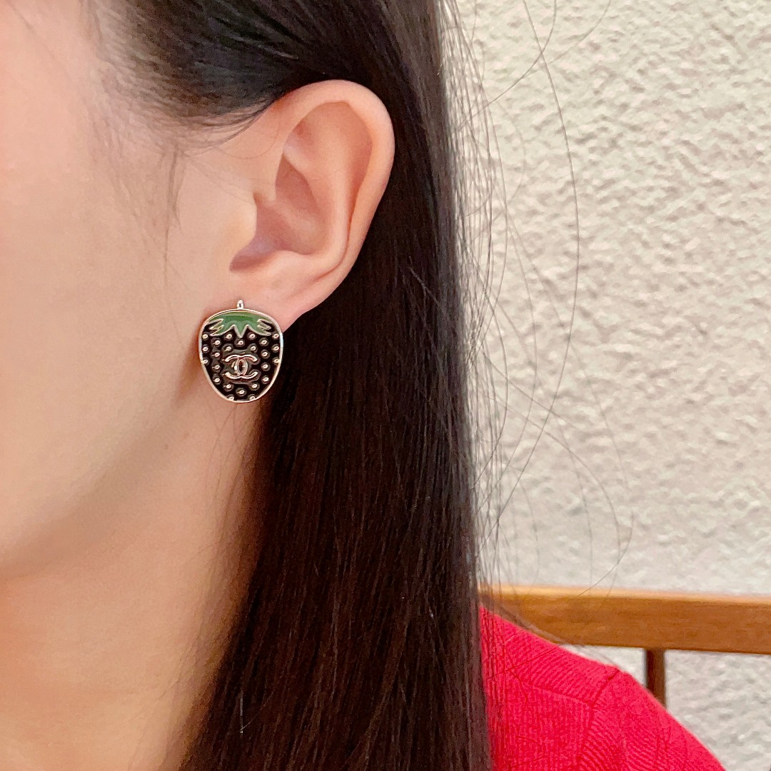  香奈儿✨草莓🍓双C耳钉