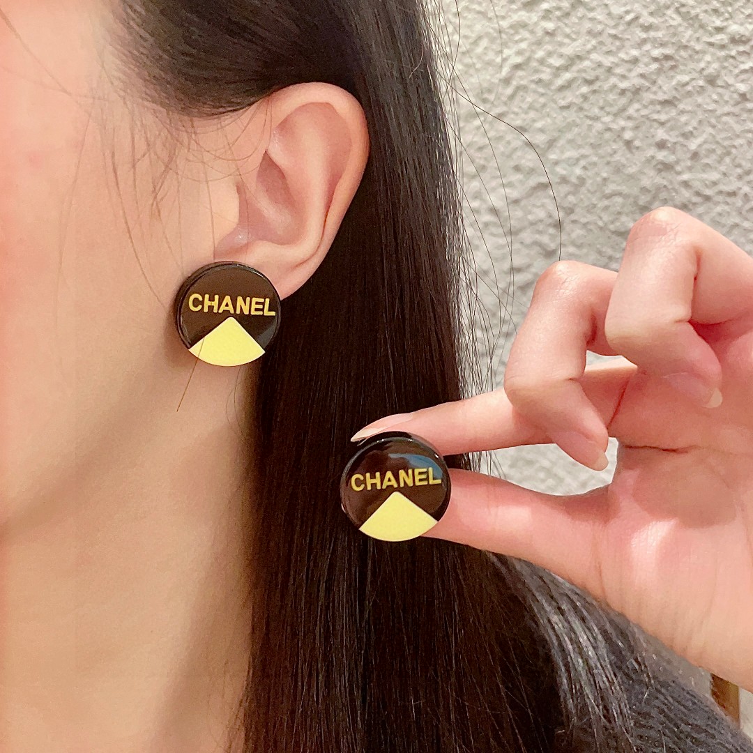 香奈儿✨圆形字母耳钉