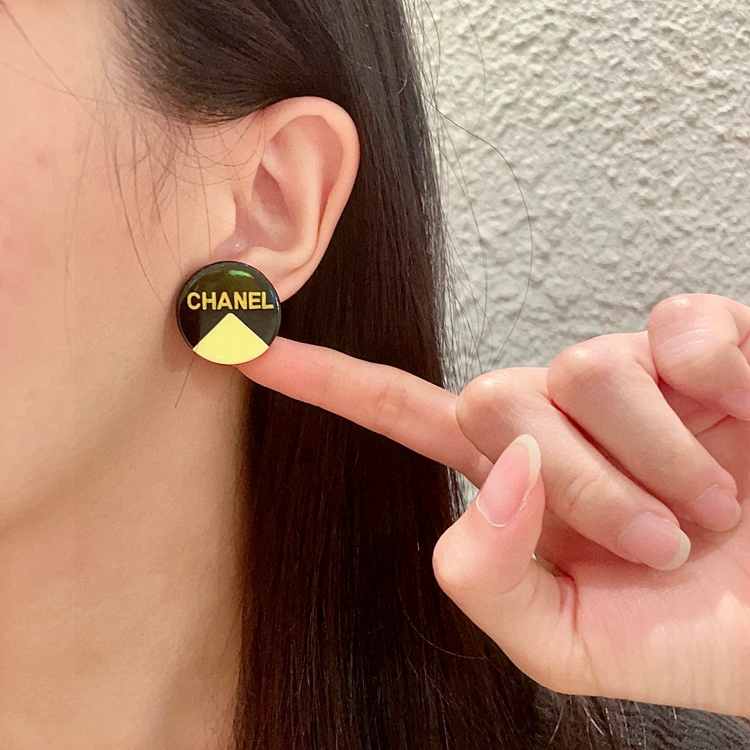  香奈儿✨圆形字母耳钉