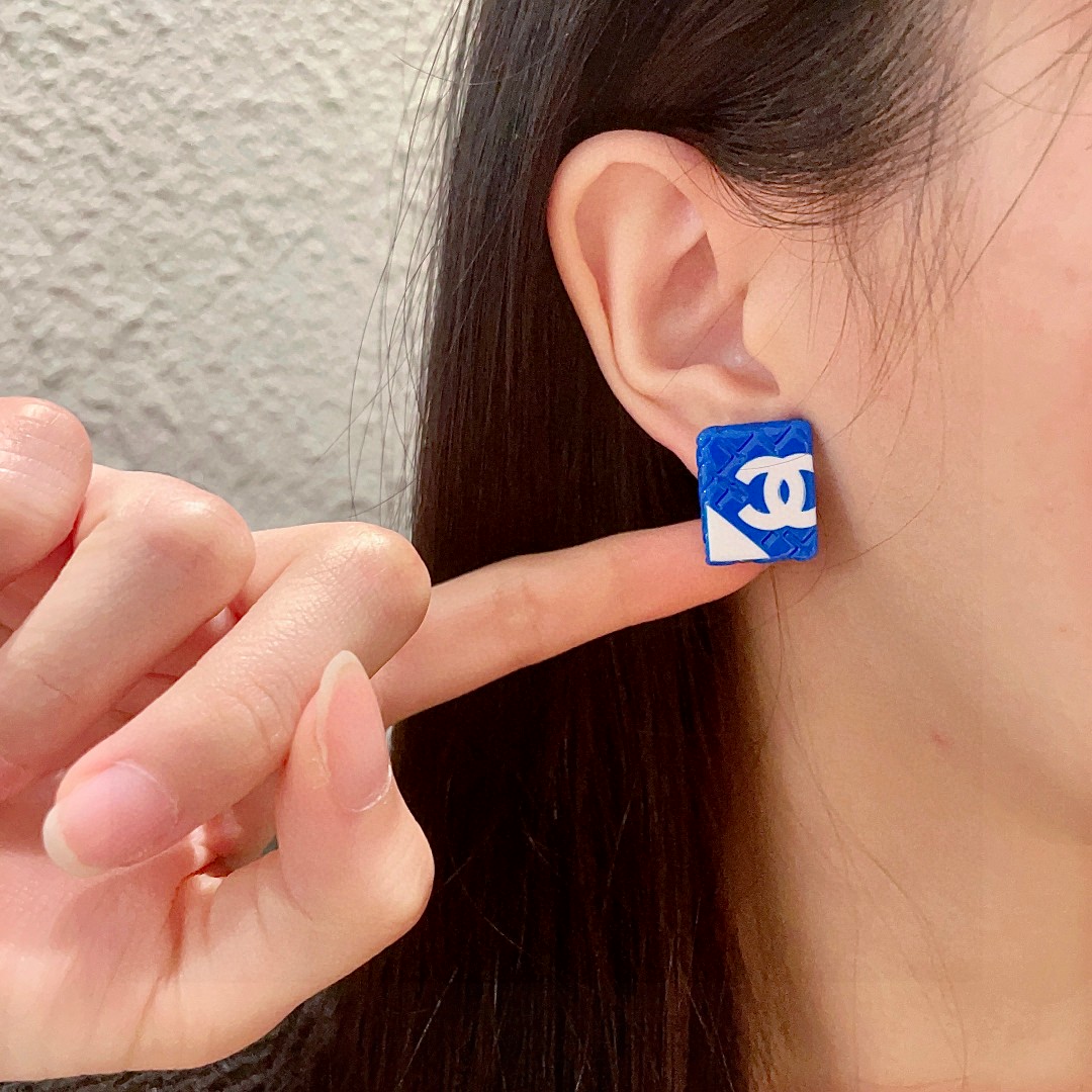  香奈儿✨棱形格双C耳钉