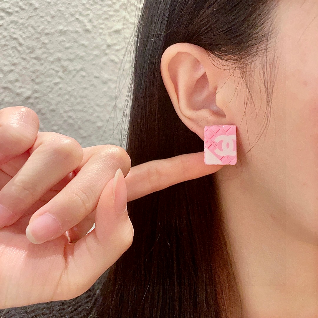  香奈儿✨棱形格双C耳钉