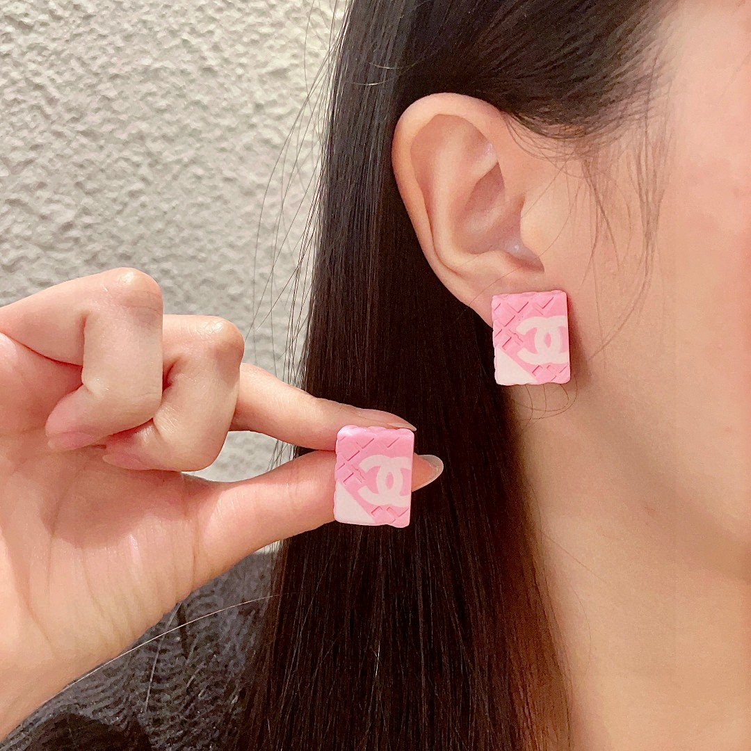  香奈儿✨棱形格双C耳钉