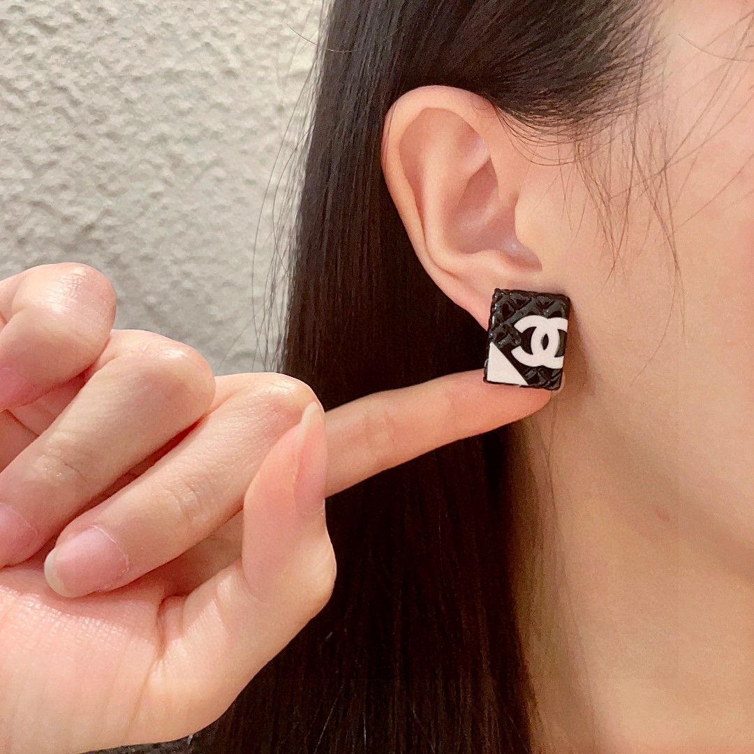  香奈儿✨棱形格双C耳钉
