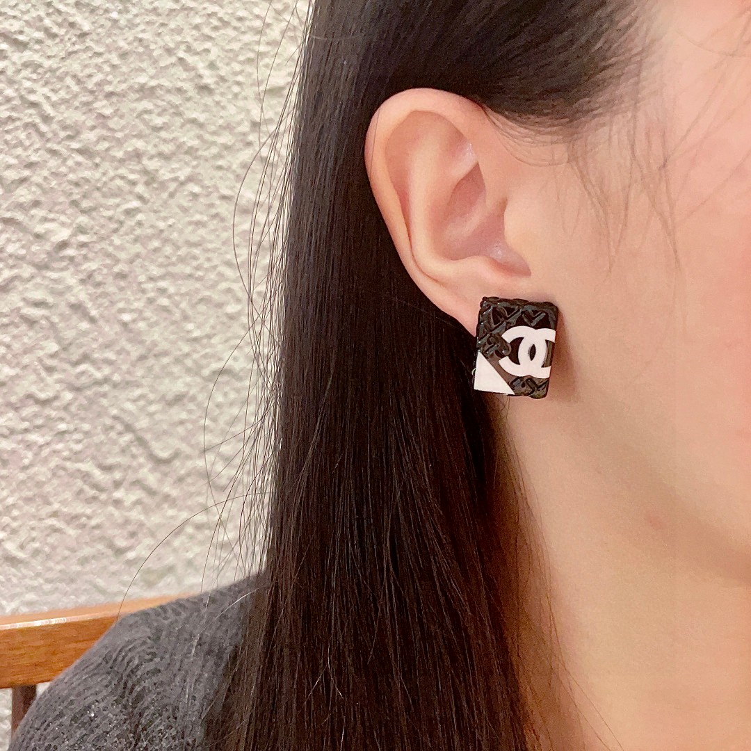  香奈儿✨棱形格双C耳钉