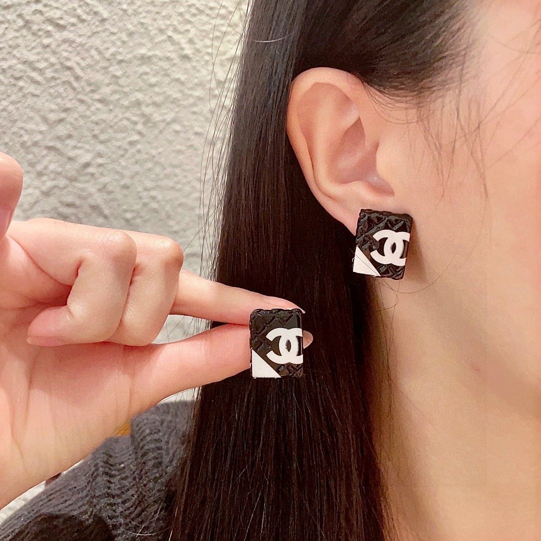  香奈儿✨棱形格双C耳钉