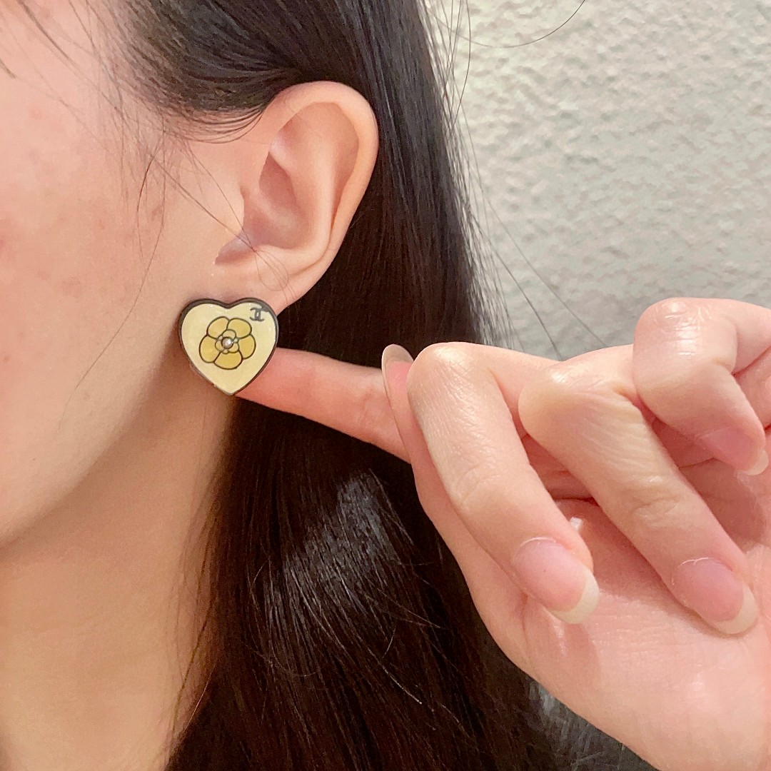  香奈儿✨山茶花🌸双c耳钉