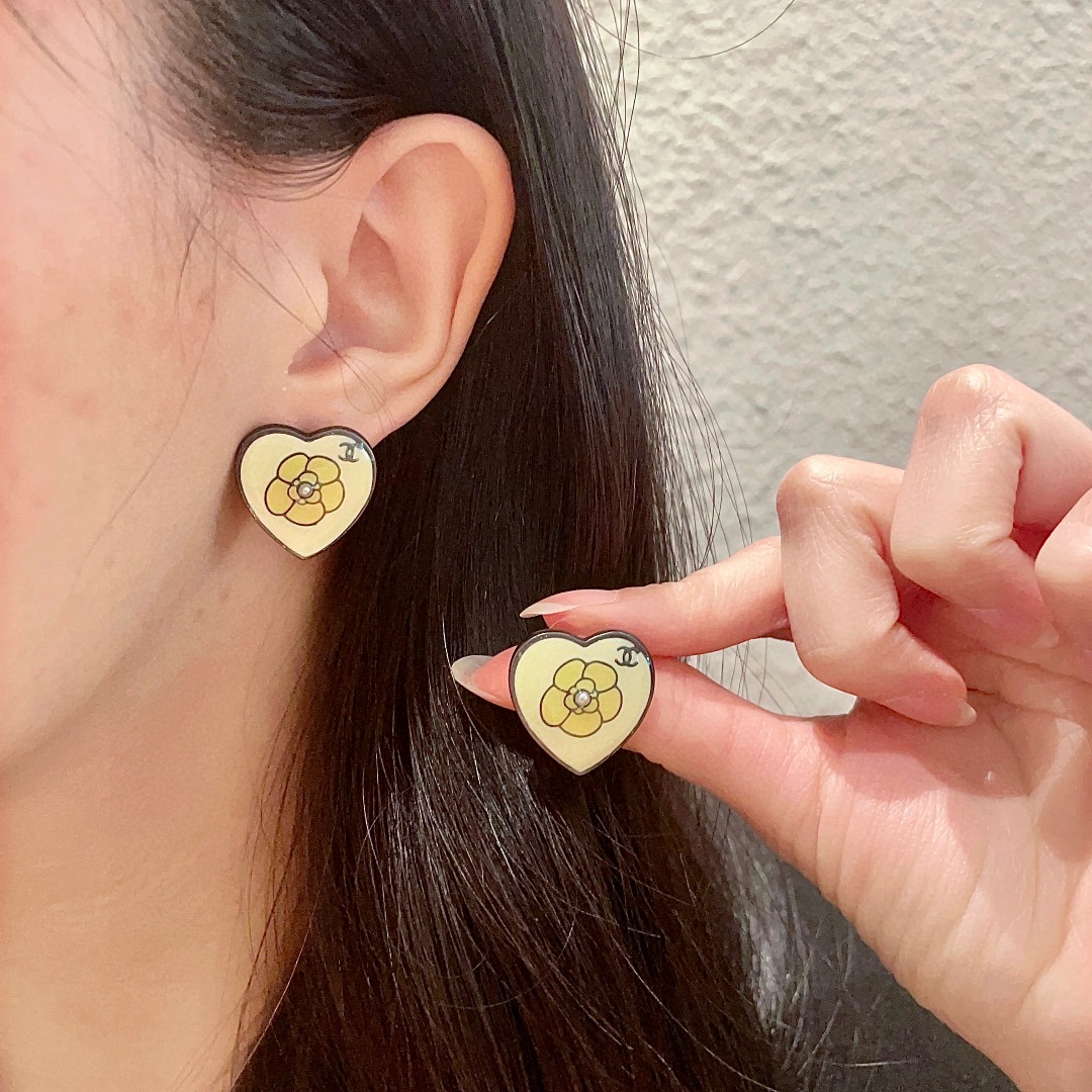  香奈儿✨山茶花🌸双c耳钉