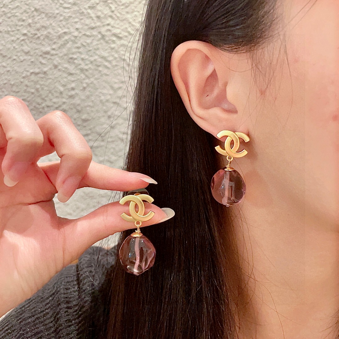   香奈儿✨透明珠子双C耳环
