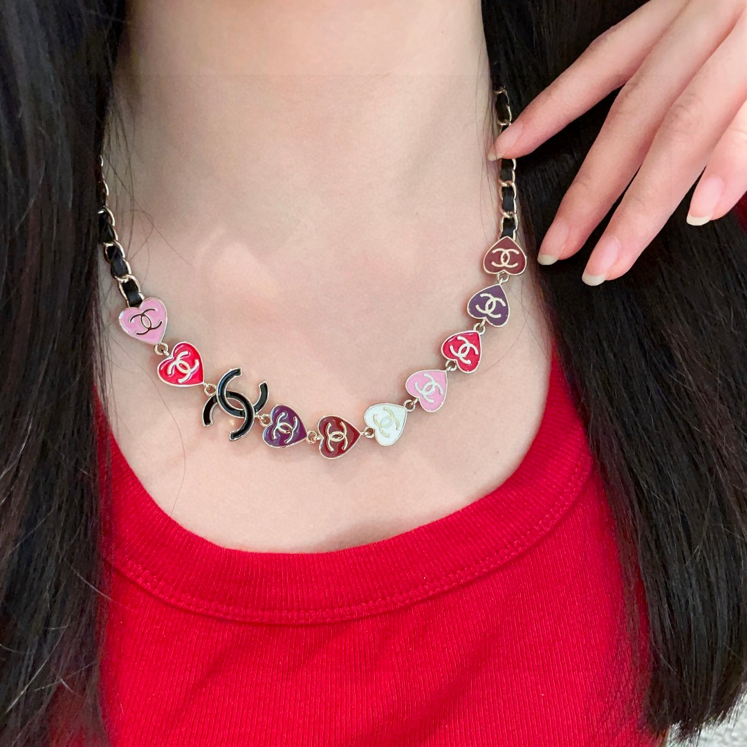  香奈儿爱心❤️穿皮绳项链
