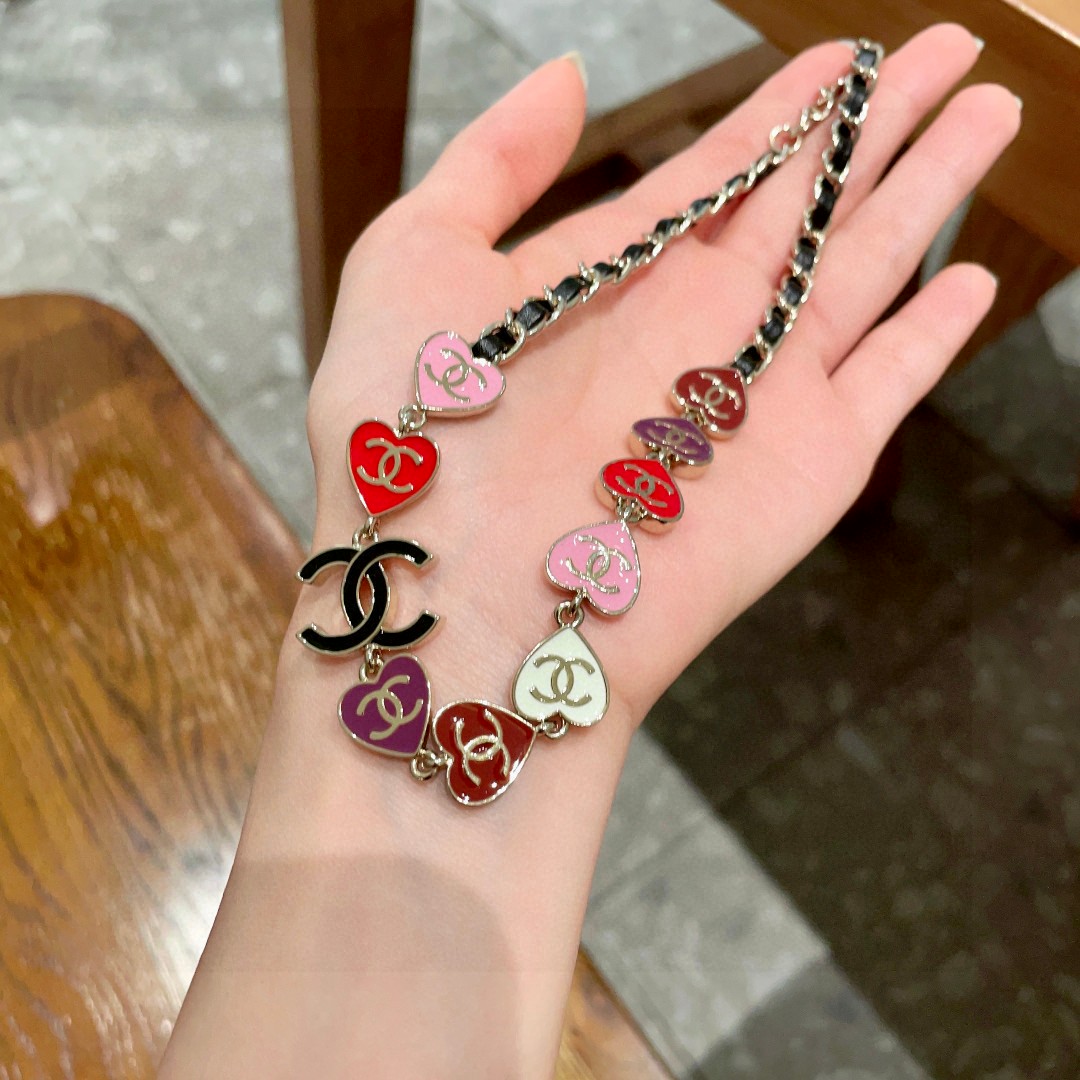 香奈儿爱心❤️穿皮绳项链