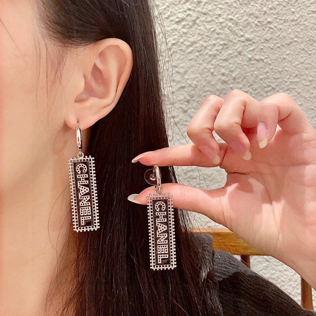  香奈儿✨镂空字母耳环