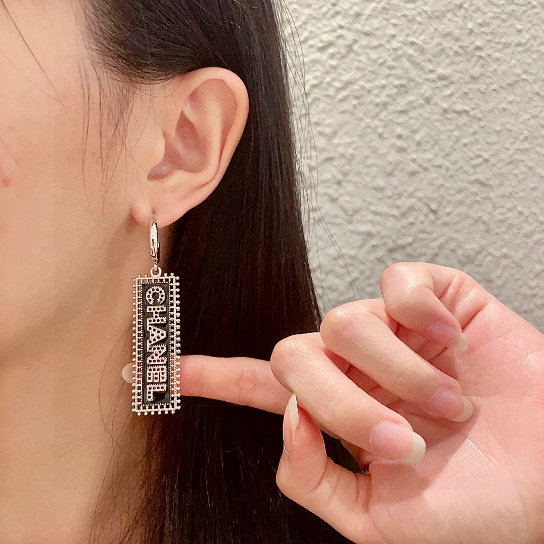 香奈儿✨镂空字母耳环