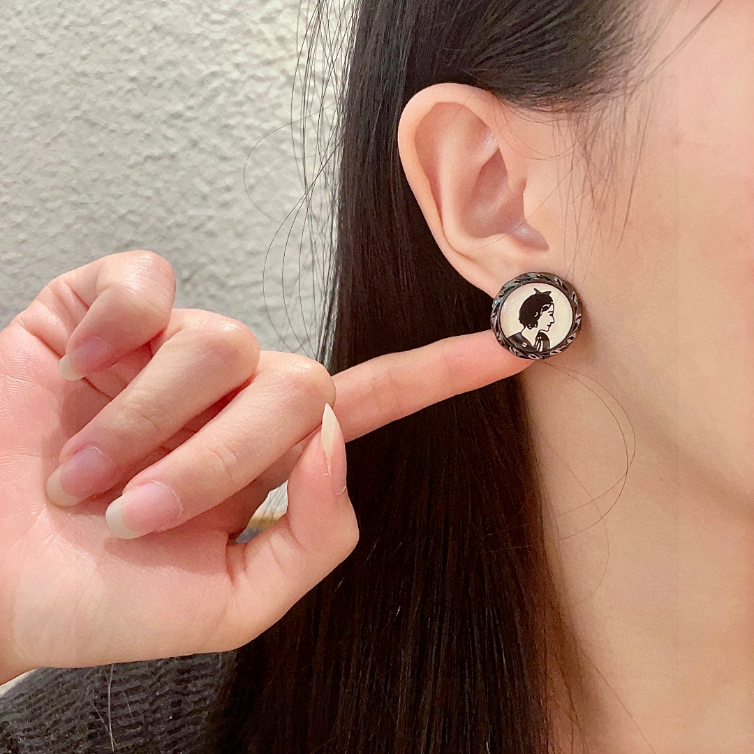  香奈儿✨圆形人像双C耳钉