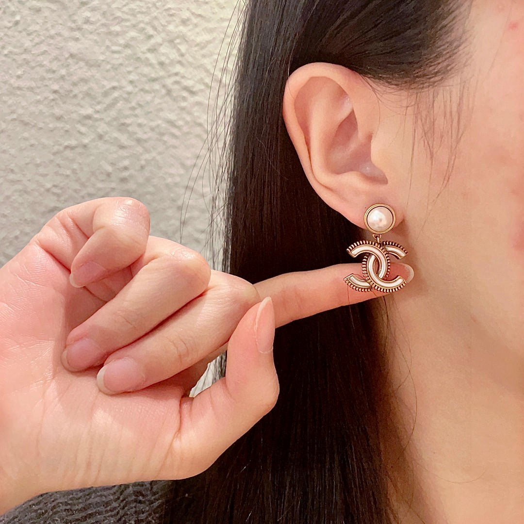   香奈儿✨珍珠双C耳环