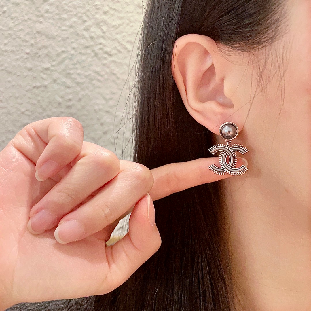   香奈儿✨珍珠双C耳环