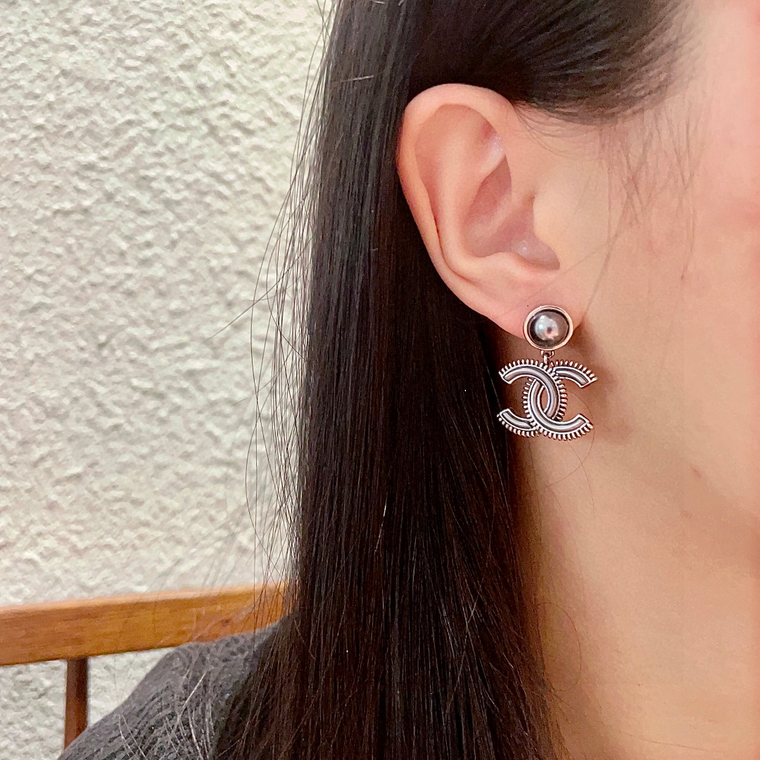   香奈儿✨珍珠双C耳环