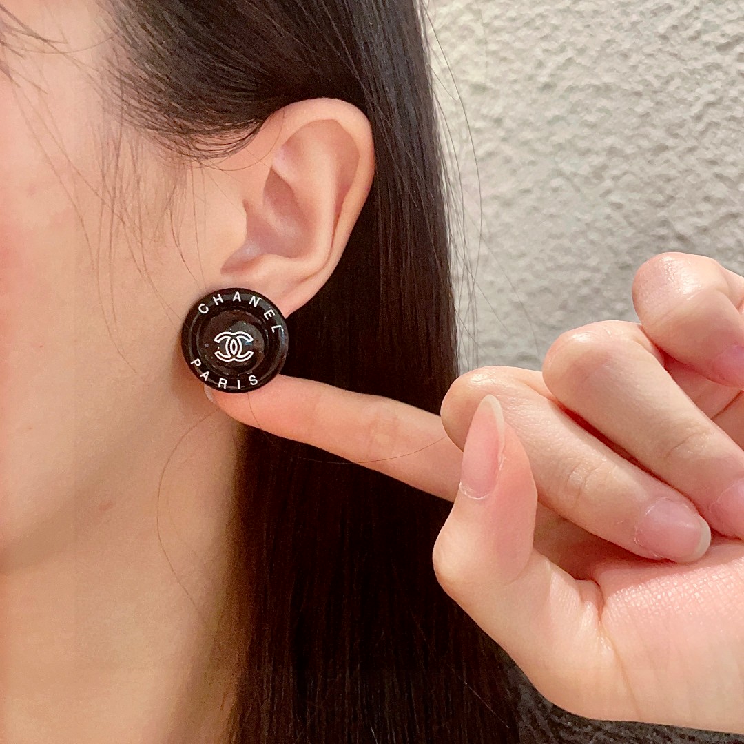  香奈儿✨圆形字母双C耳钉