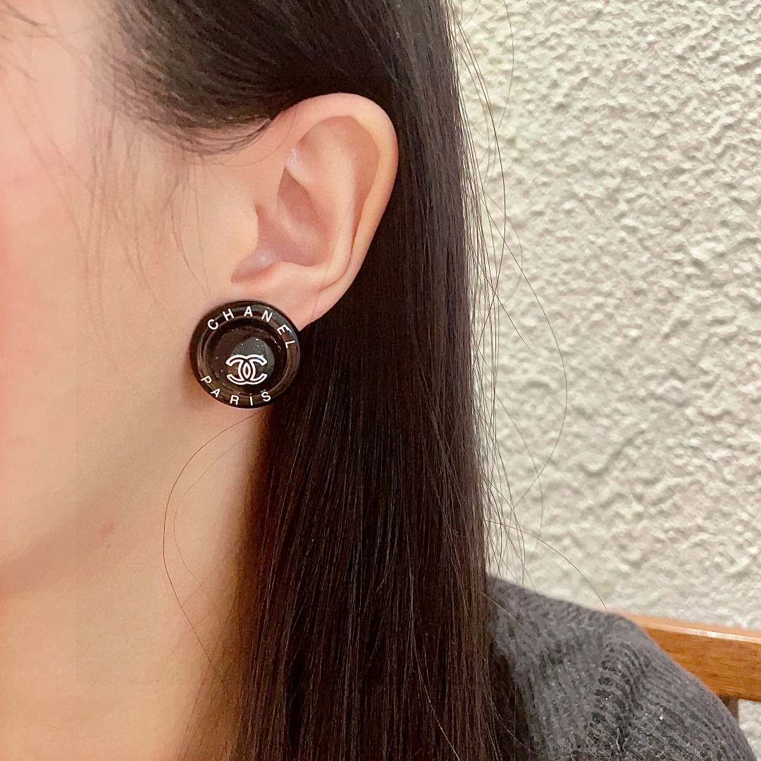  香奈儿✨圆形字母双C耳钉