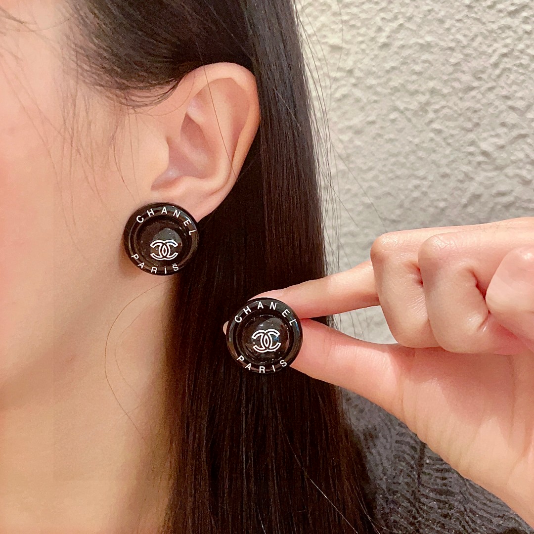  香奈儿✨圆形字母双C耳钉