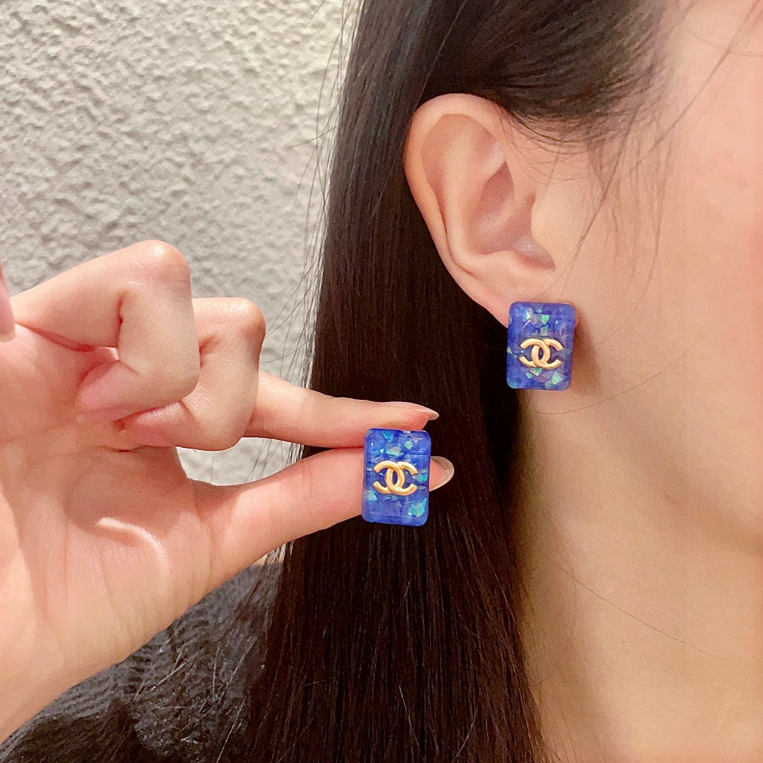  香奈儿✨糖果色双C耳钉
