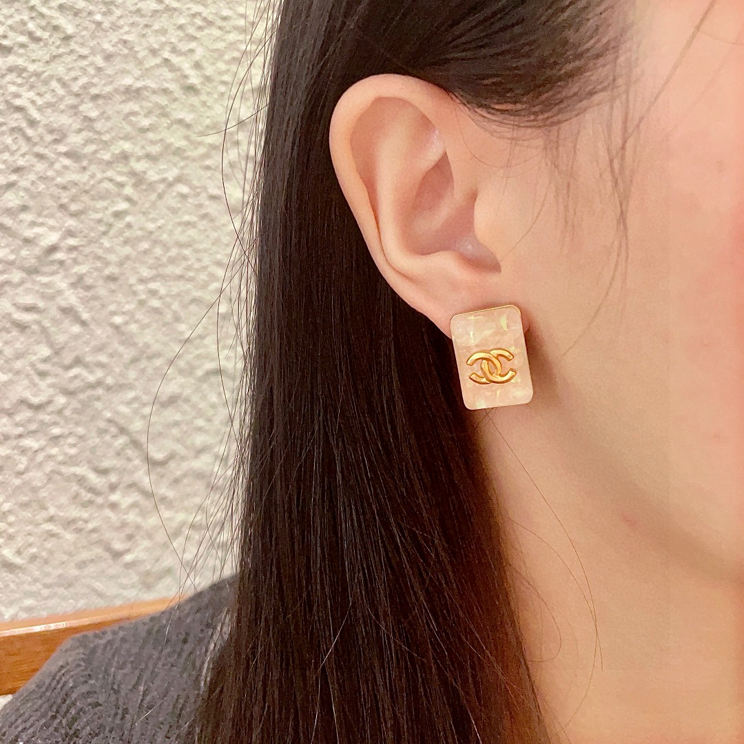  香奈儿✨糖果色双C耳钉