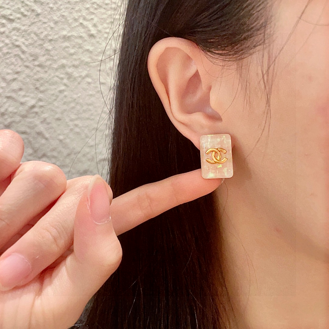  香奈儿✨糖果色双C耳钉