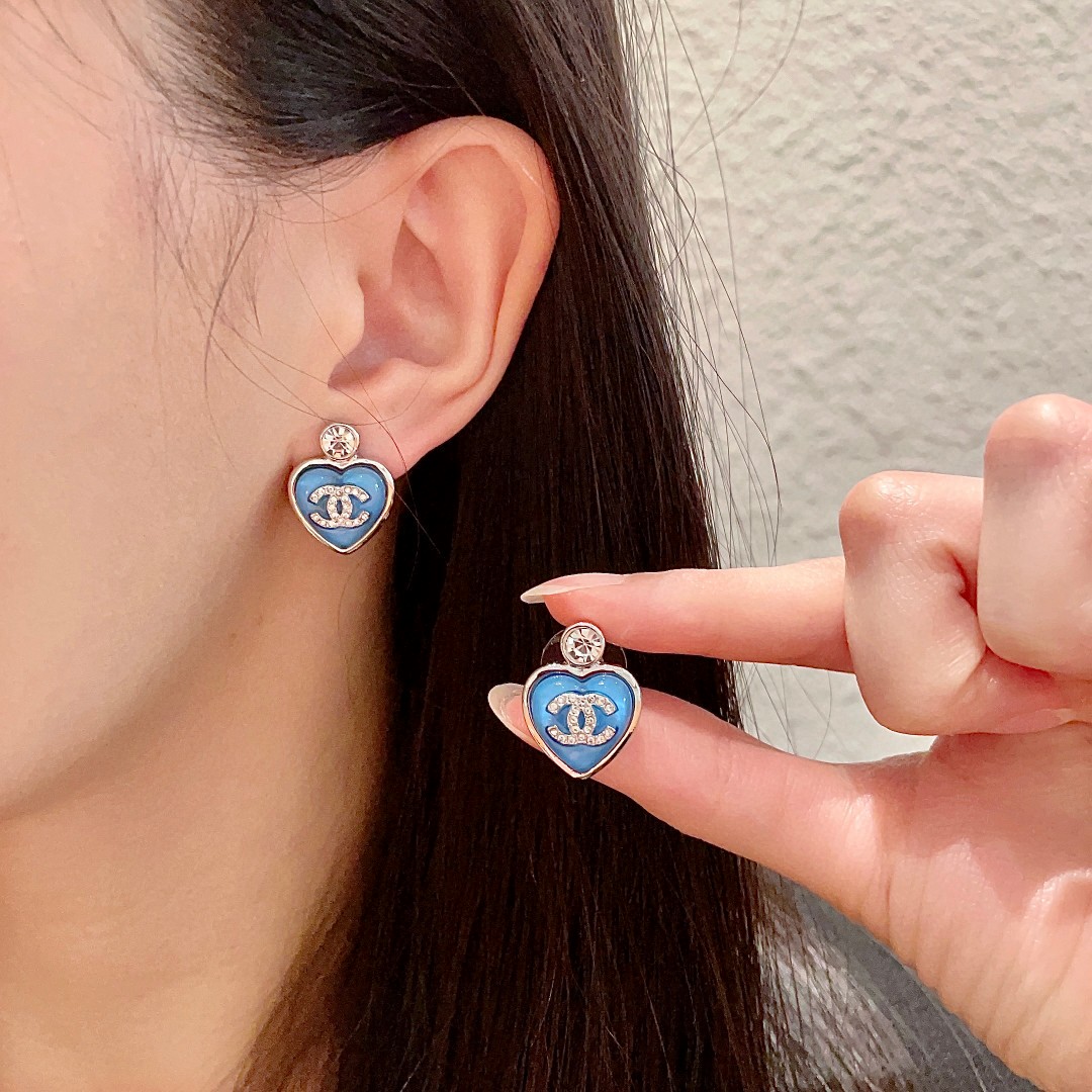  香奈儿✨爱心❤️双C镶钻耳钉