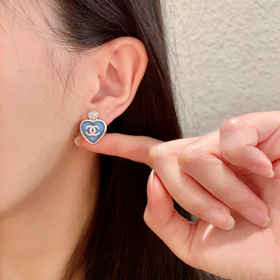 香奈儿✨爱心❤️双C镶钻耳钉