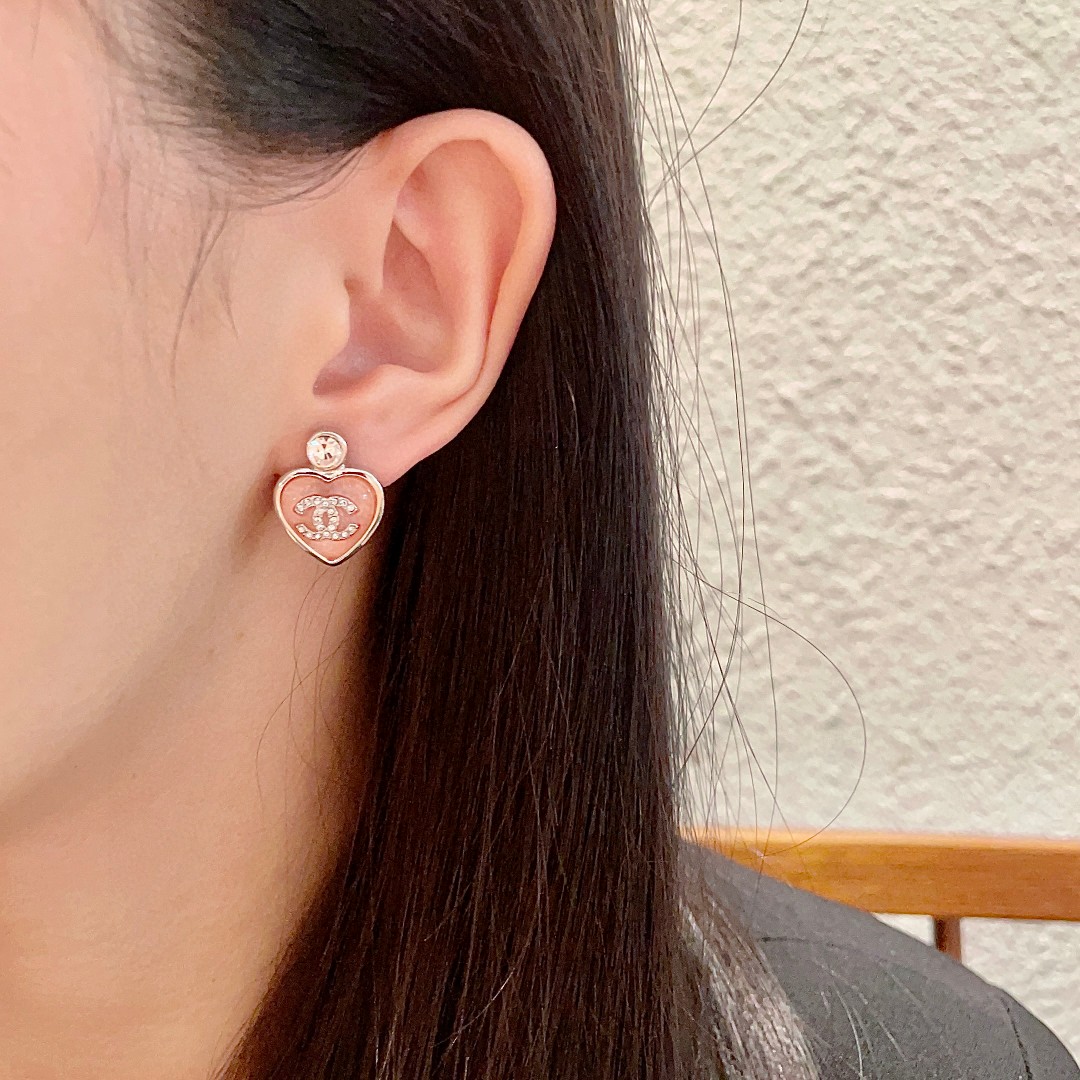  香奈儿✨爱心❤️双C镶钻耳钉