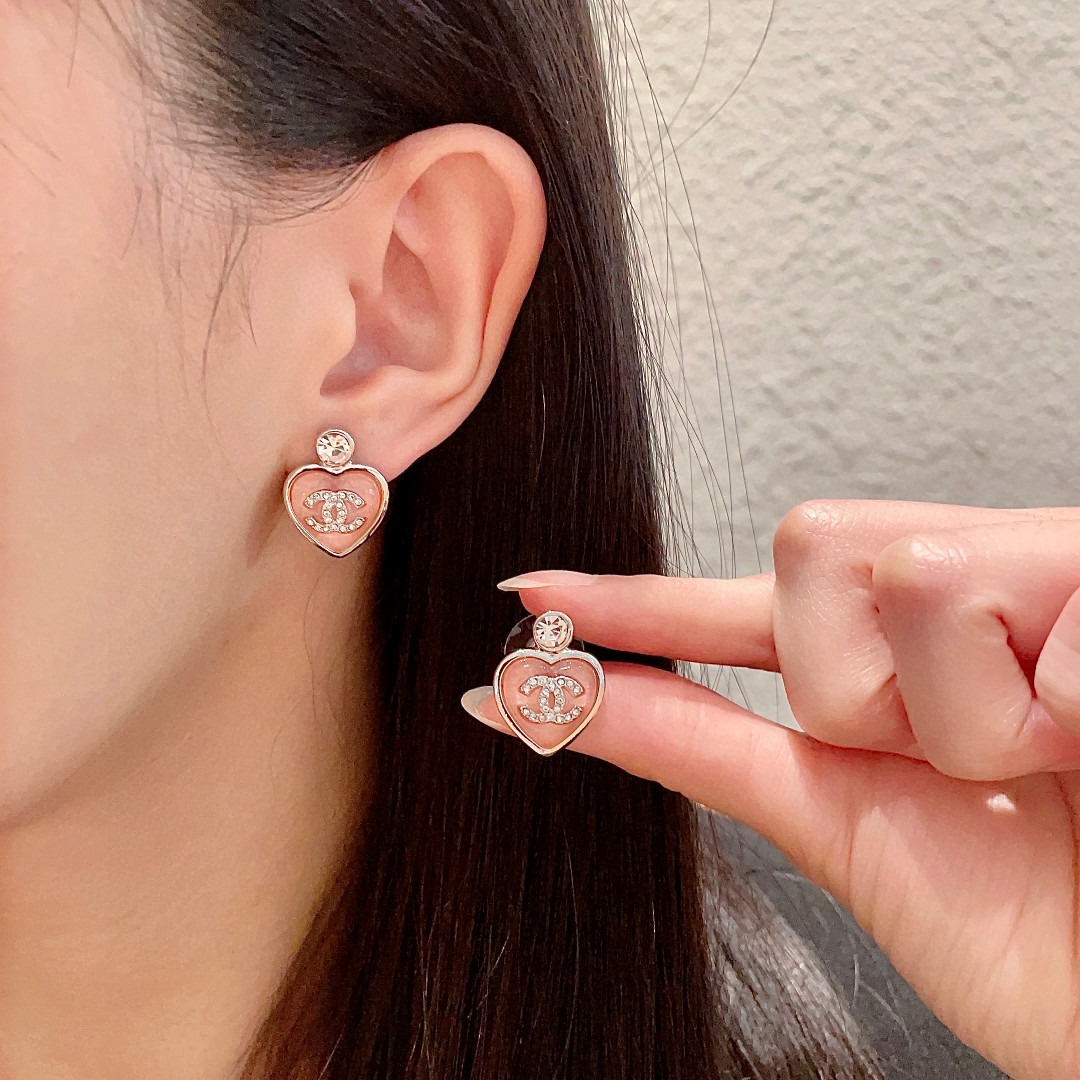  香奈儿✨爱心❤️双C镶钻耳钉