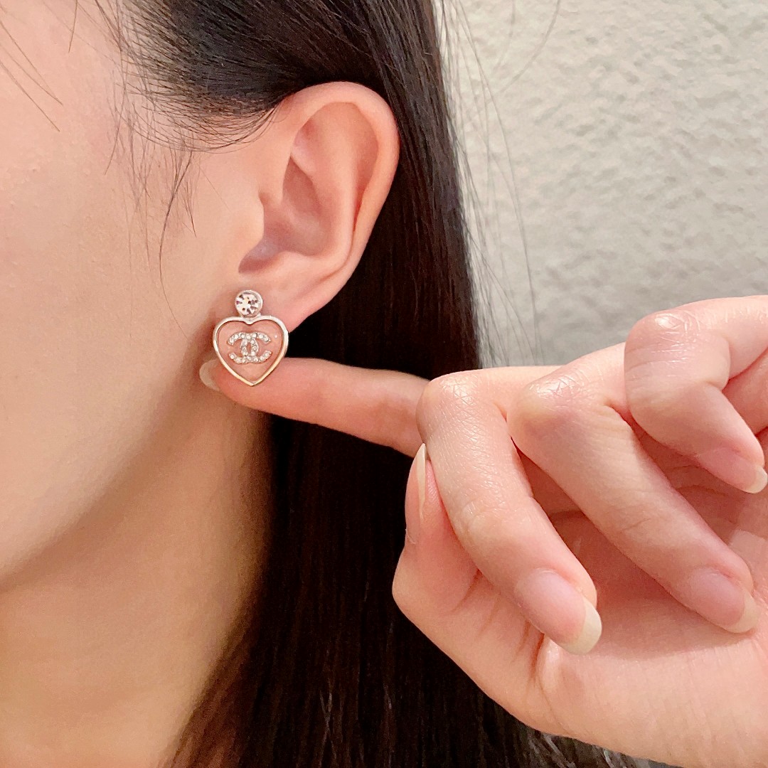  香奈儿✨爱心❤️双C镶钻耳钉
