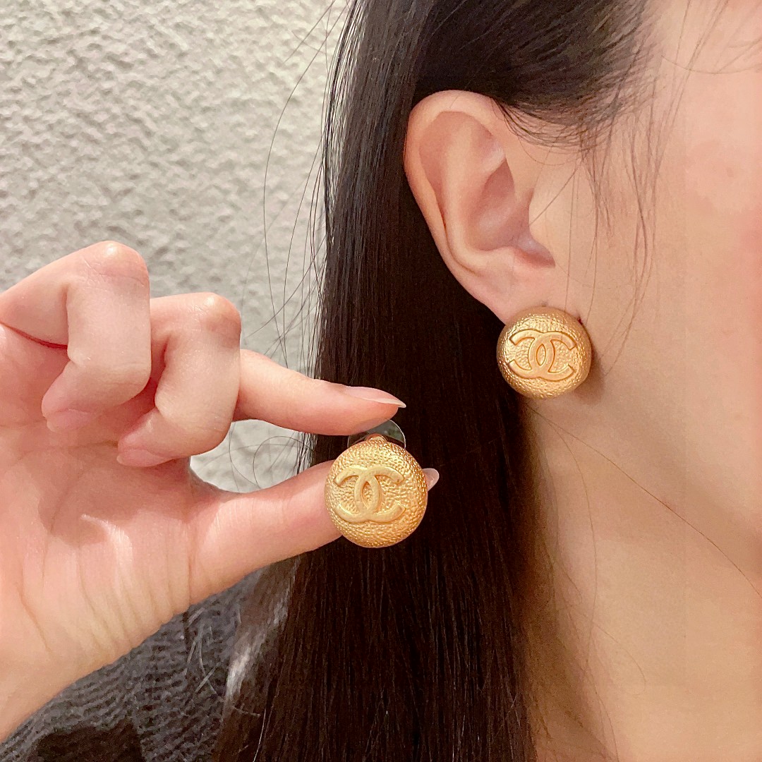  香奈儿✨圆形双C耳钉