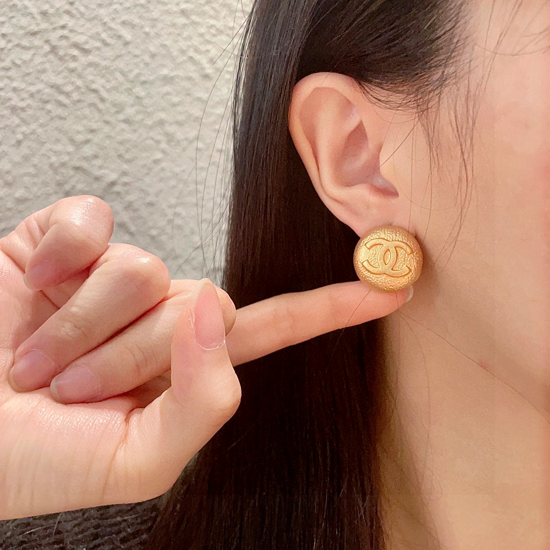  香奈儿✨圆形双C耳钉